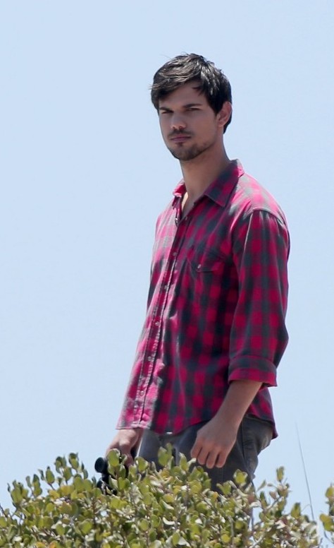121137, EXCLUSIVE: Shirtless Taylor Lautner seen filming for his his new movie 'Run the Tide' in Los Angeles. Los Angeles, California - Tuesday June 17, 2014. Photograph: KVS, © PacificCoastNews. Los Angeles Office: +1 310.822.0419 London Office: +44 208.090.4079 sales@pacificcoastnews.com FEE MUST BE AGREED PRIOR TO USAGE
