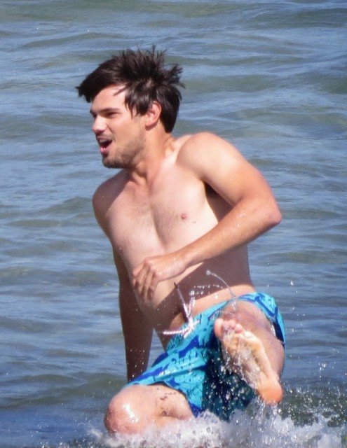 taylor-lautner-goes-shirtless-for-run-the-tide-beach-scenes-25